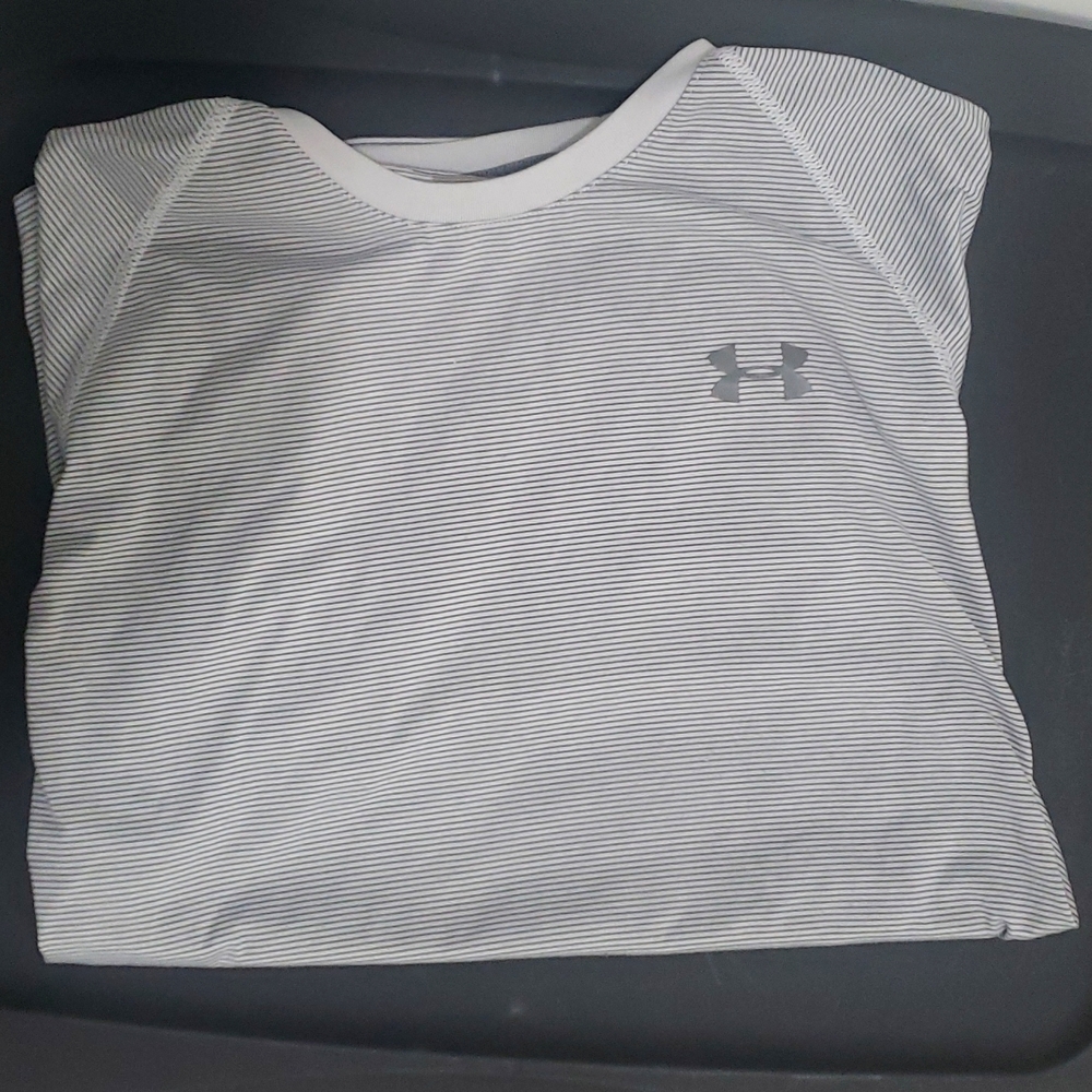 2 Under Amour T-shirts (Men/Large)